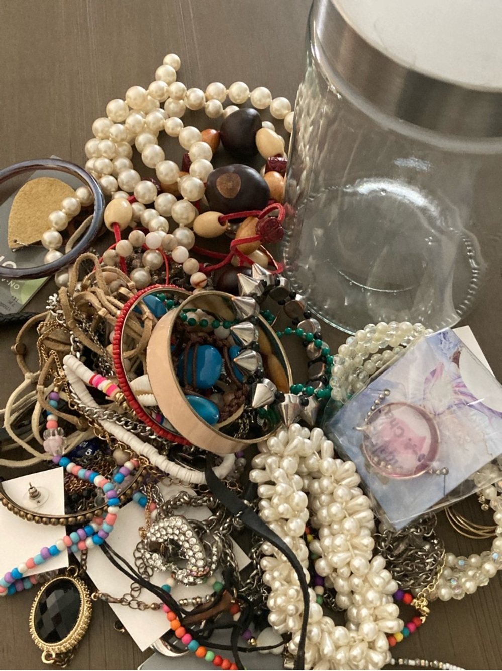 40 PCS. Assortd Mystery Jewelry Jar. Beads & Pearls. Beaded Bag Included. - Picture 13 of 13